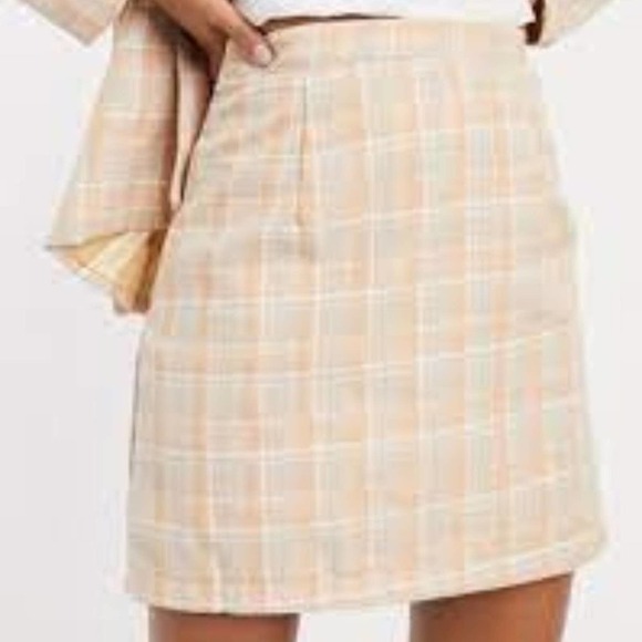 Heartbreak Coral Plaid Check Mini Skirt Size Medium - Picture 2 of 11